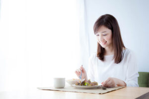 女性と食事